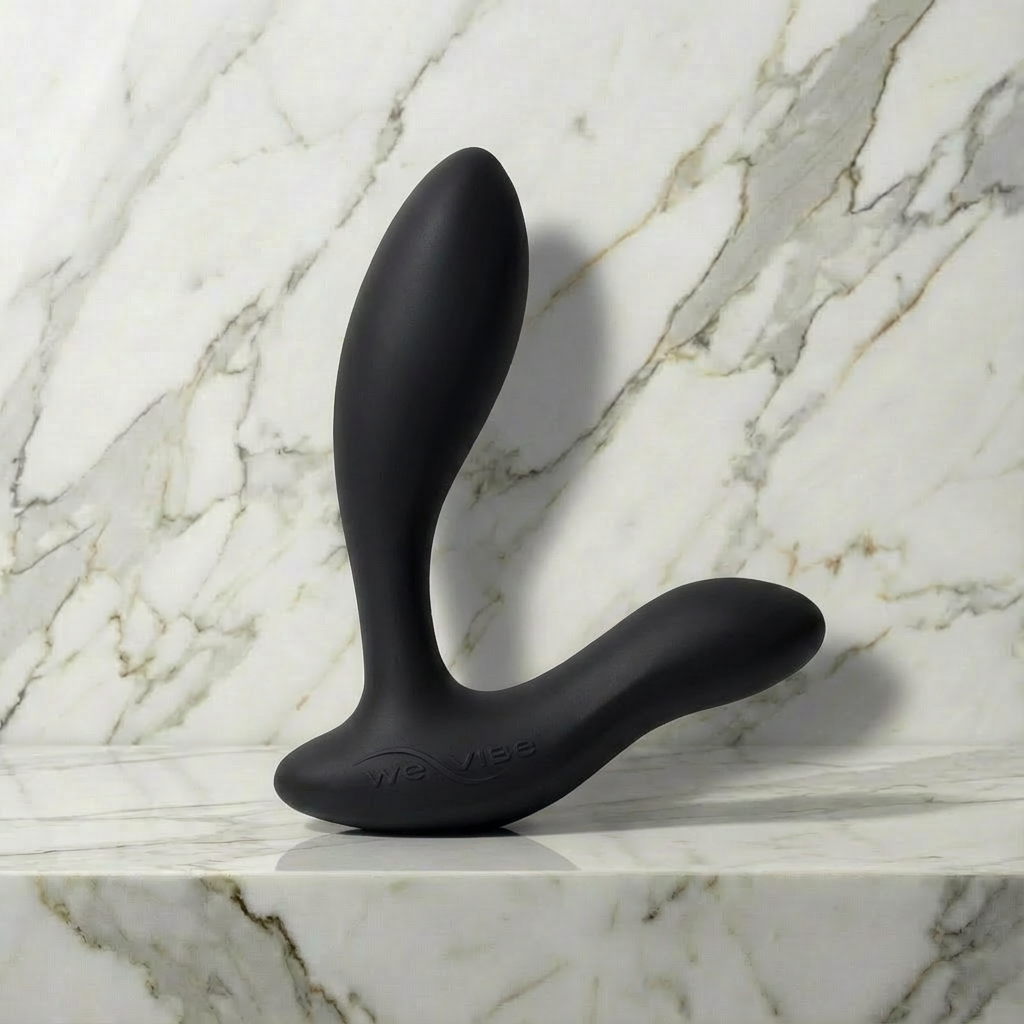 We-Vibe Vector+ prostaatmassager in zwart op witte achtergrond