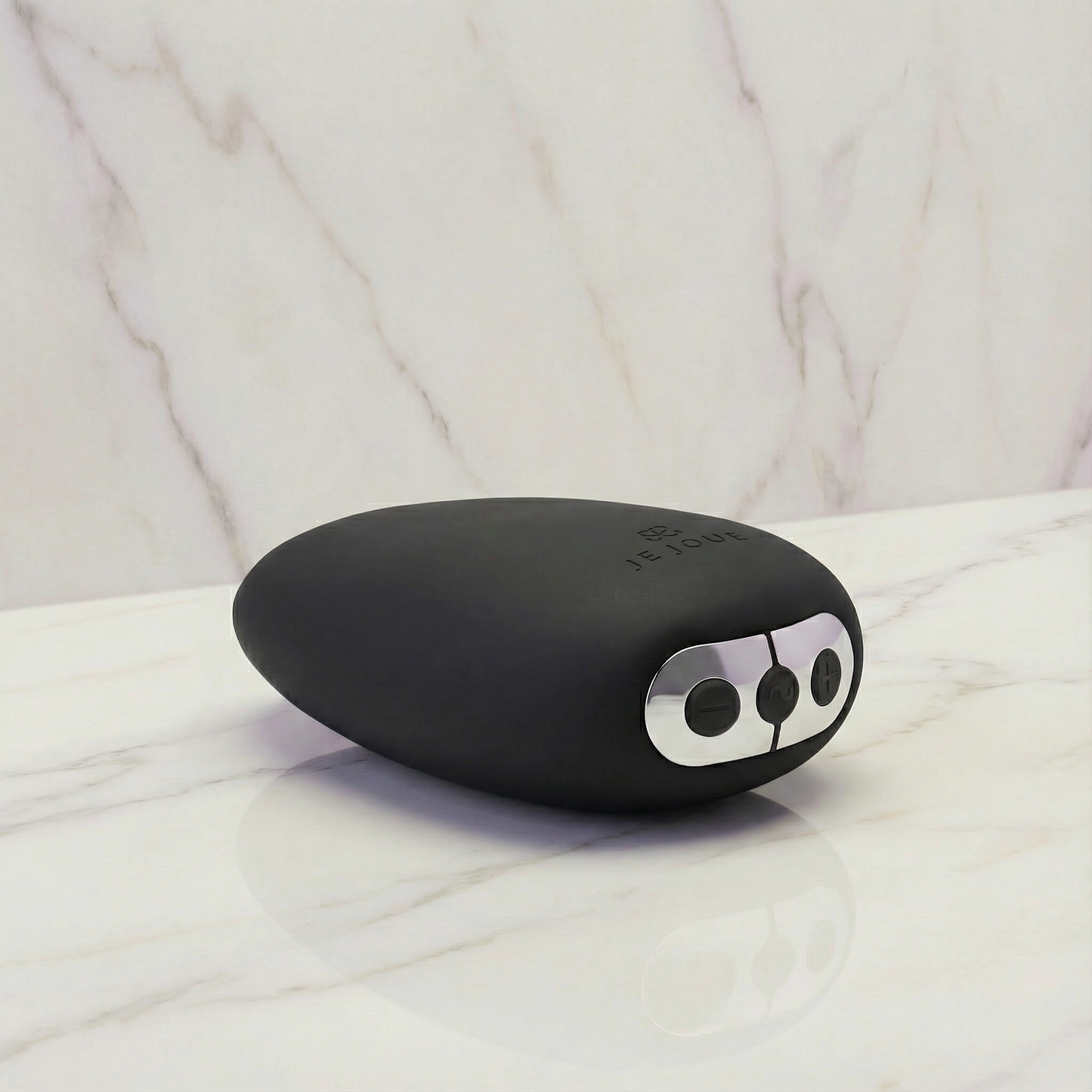 Je Joue Mimi Soft zwart liggend op wit oppervlak met elegante minimalistische vormgeving