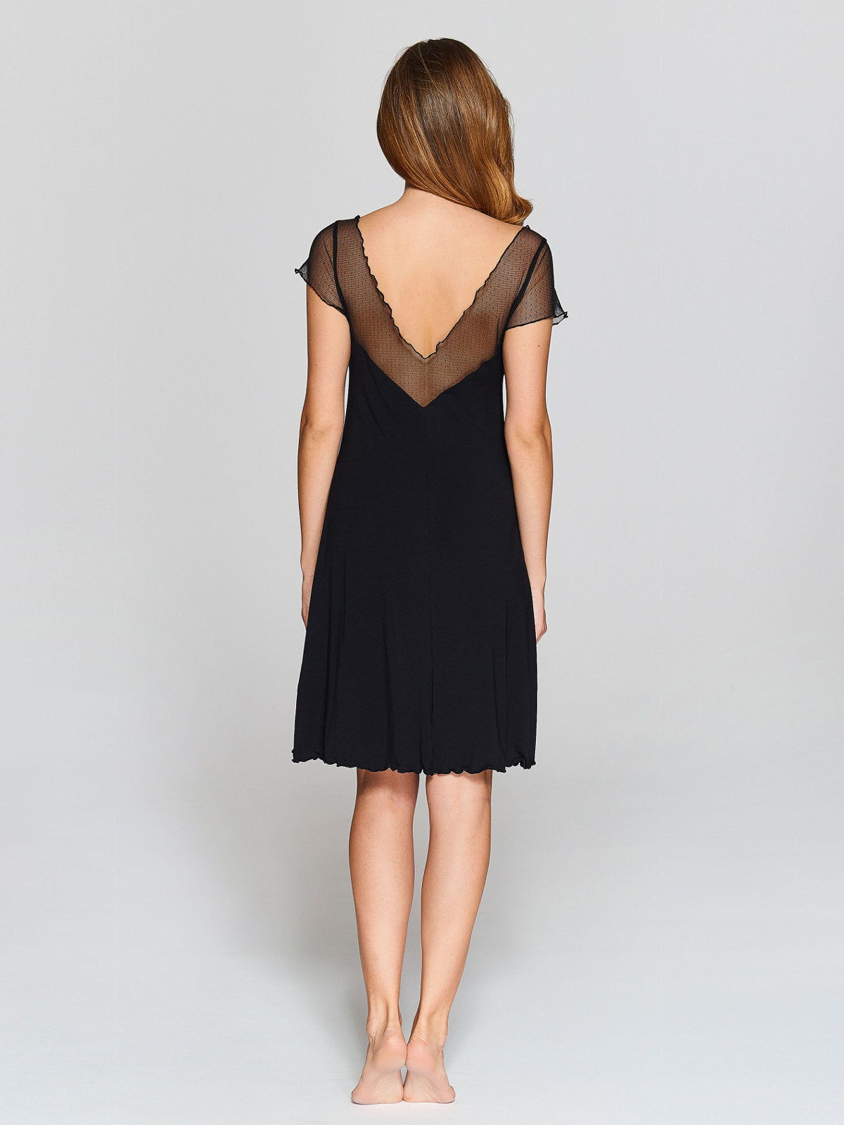 Zwart nachtjurkje van De Paarse Keizerin maat XL getoond op witte achtergrond