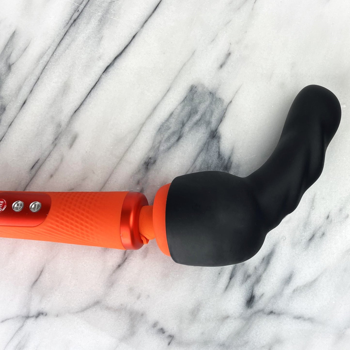 G-spot opzetstuk van De Paarse Keizerin voor Melody en VIM wandmassagers op witte achtergrond