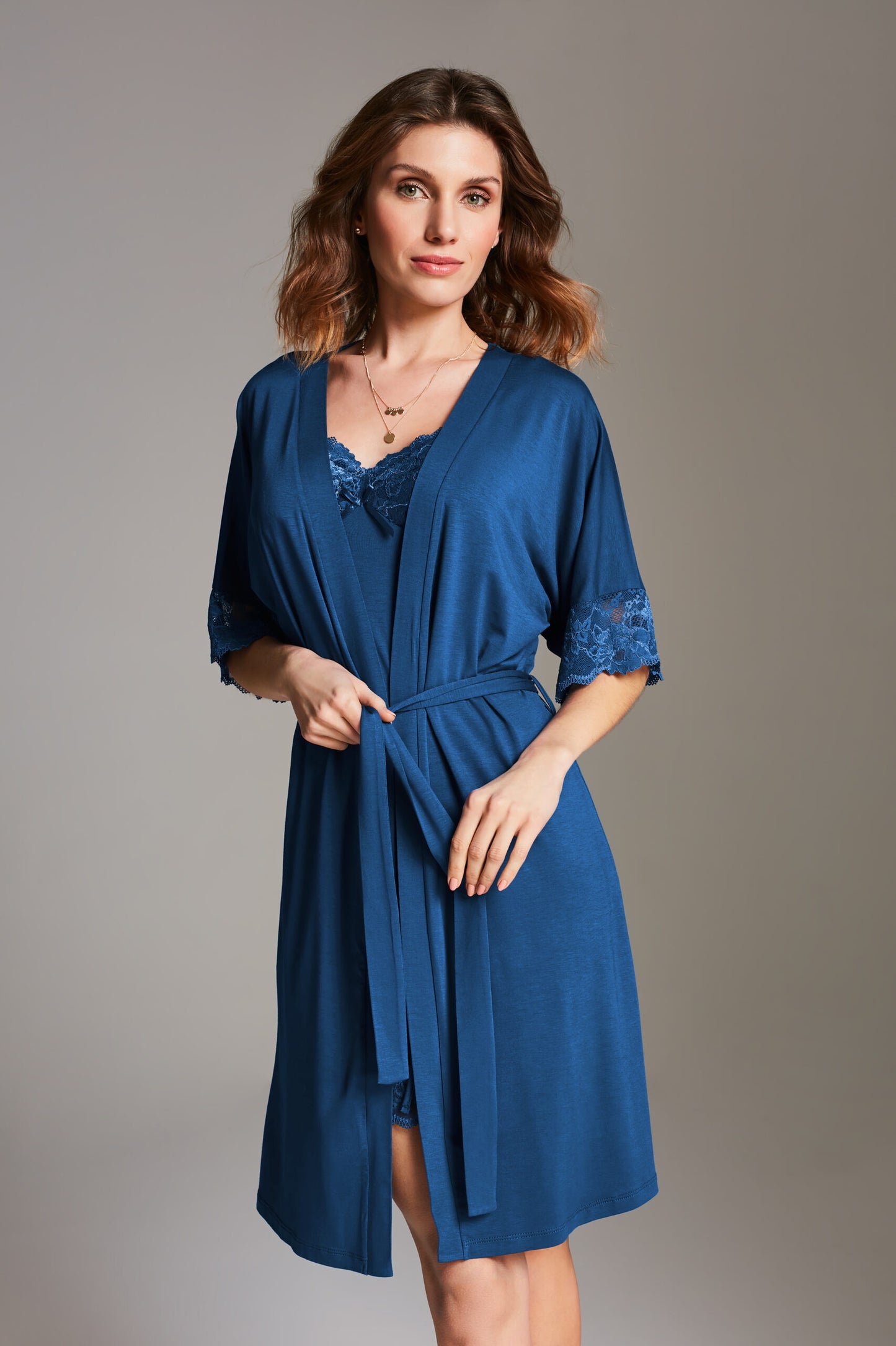 Petrolblauwe Vanilla robe van De Paarse Keizerin in maat S/M, elegante satijnen kimono op witte achtergrond