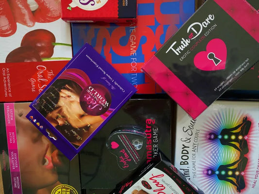 Collectie erotische bordspellen en kaartspellen voor koppels op een sfeervolle achtergrond met kaarslicht en romantiek