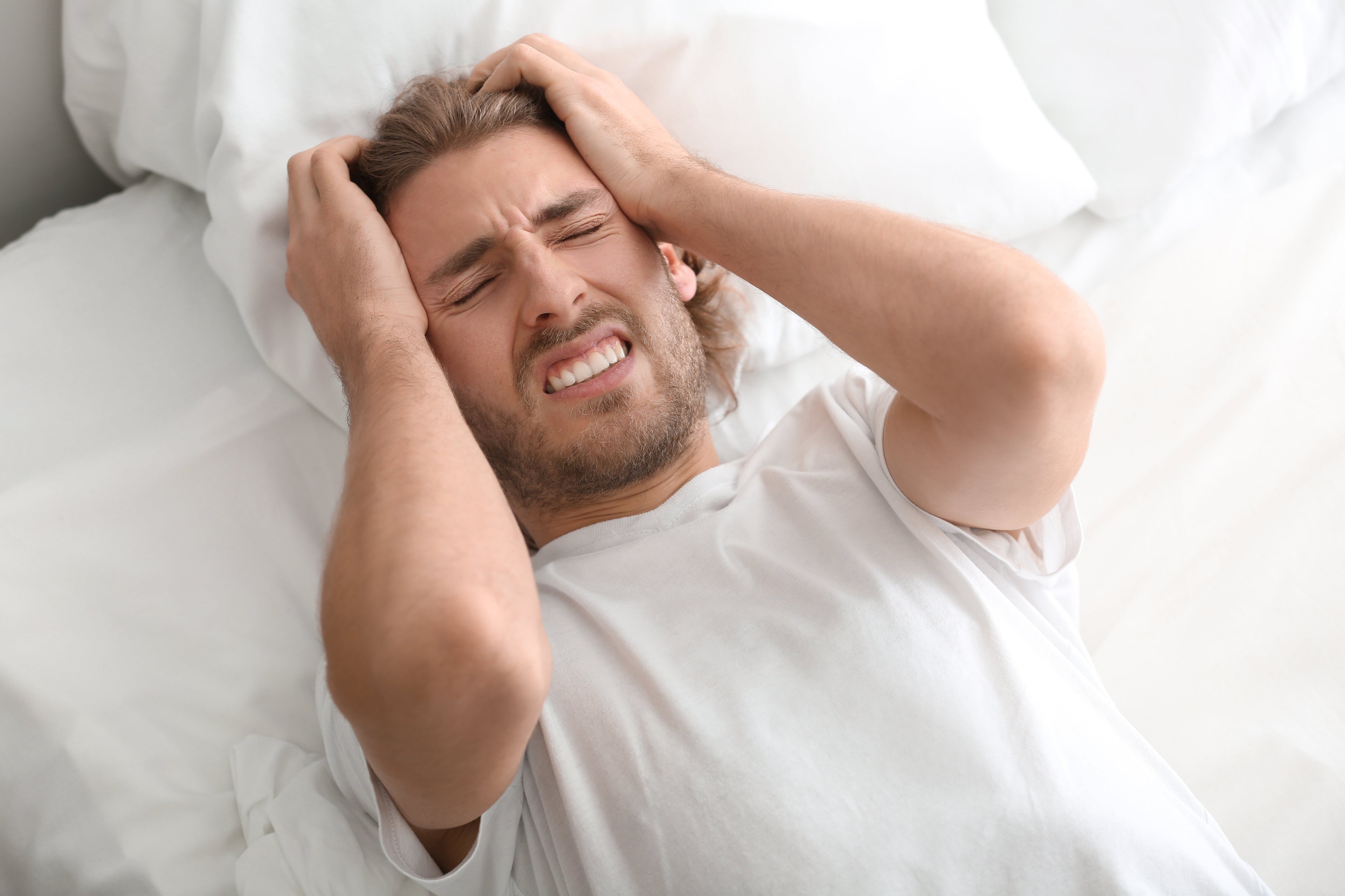 Informatieve illustratie over hoofdpijn na seks met medische context en zachte kleuren voor respectvol advies