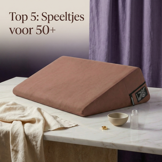 Seksspeeltjes geschikt voor 50-plussers elegant gepresenteerd op een warme achtergrond met zachte verlichting en stijl