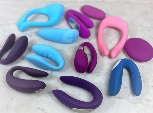 Duo vibrator modellen voor koppels elegant gepresenteerd op een romantische achtergrond met zachte verlichting en design