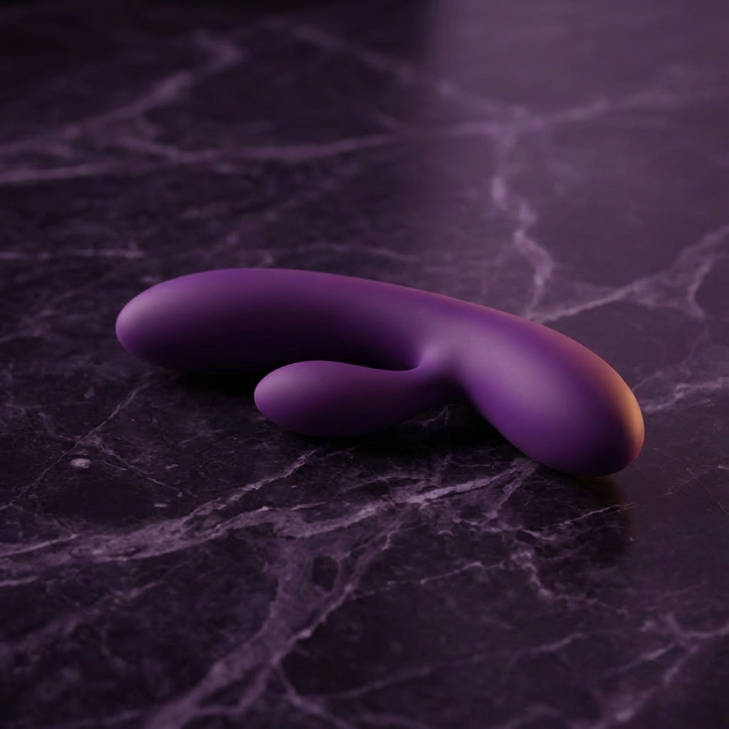 Zijaanzicht van paarse rabbit vibrator met dubbele stimulatie-ontwerp en gladde afwerking