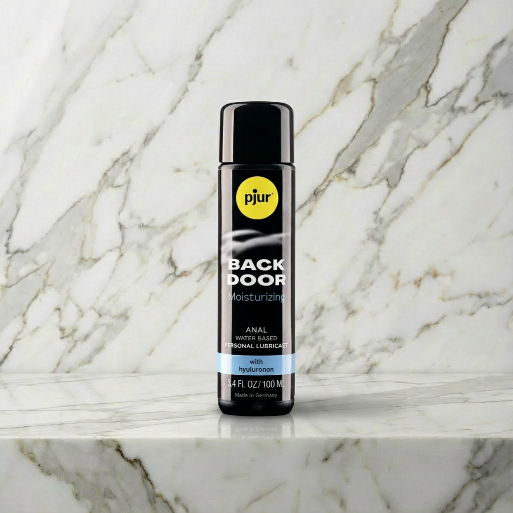 Pjur Backdoor Comfort Glide glijmiddel fles op witte achtergrond met duidelijk merklogo