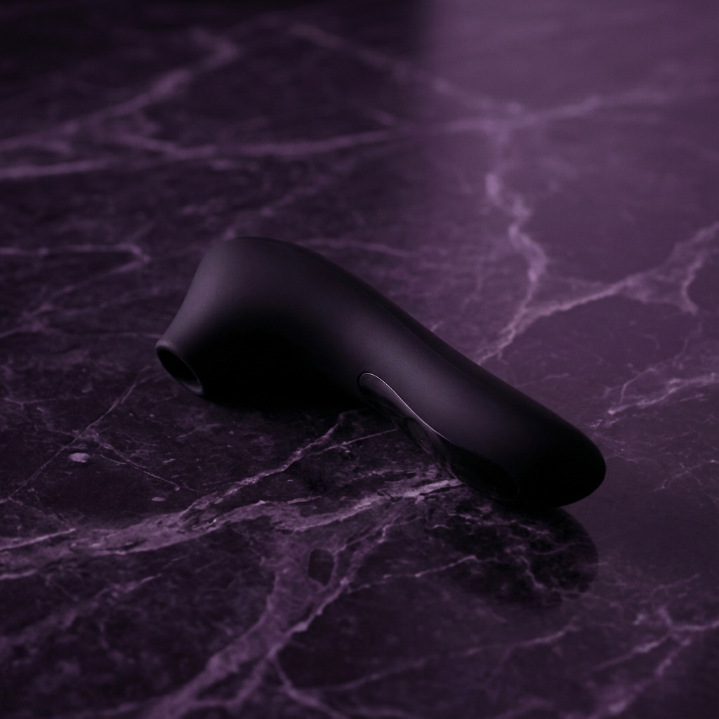 Zijaanzicht van de roze Rock Star luchtdruk stimulator met ergonomisch ontwerp