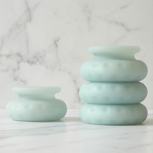 OHNUT intimiteitsring van De Paarse Keizerin voor comfortabel vrijen op witte achtergrond