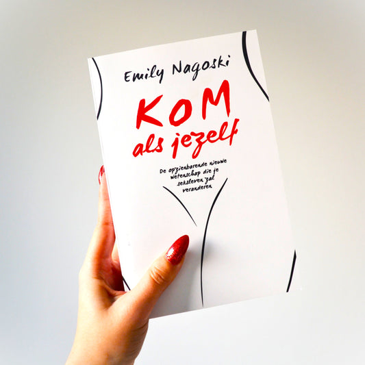 Zijaanzicht boek 'Kom als jezelf' herziene editie met duidelijk zichtbare titel en auteursnaam