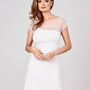 Wit kort nachtjurkje Vanilla met doorschijnend stipjesdecolleté, voorkant gedragen door model