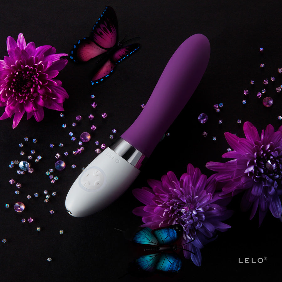 Zijaanzicht van de paarse Lelo Liv 2 vibrator met ergonomische vorm