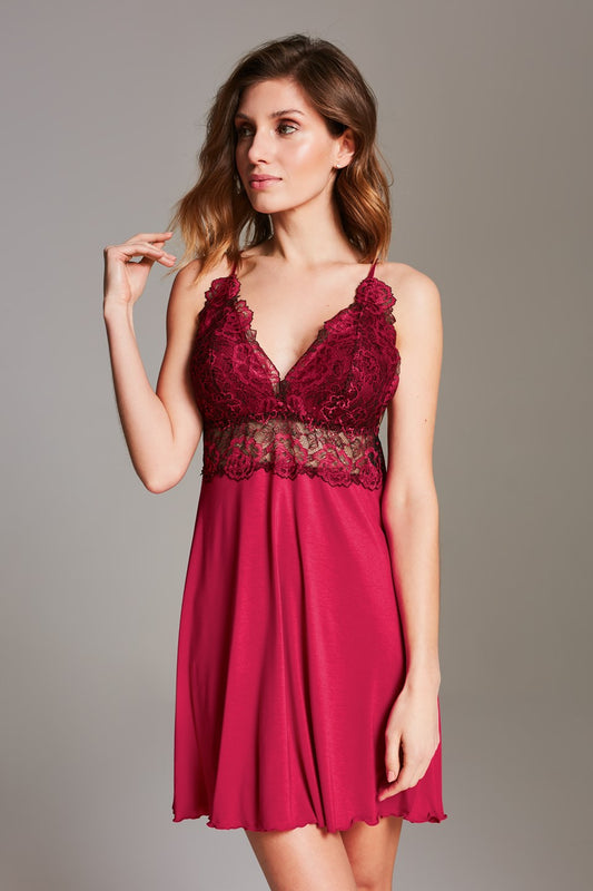 Kort nachtjurkje Vanilla van De Paarse Keizerin in ossenbloed rode kleur, maat S op witte achtergrond