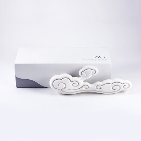 Witte Sky Alto rabbit vibrator met wolkenvormig design en gouden kruldetails, naast elegante AVE verpakking
