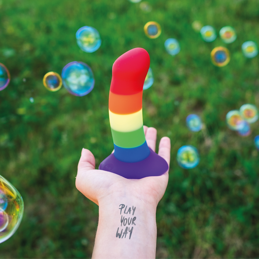 Fun Factory Amor dildo in regenboogkleuren, los gefotografeerd