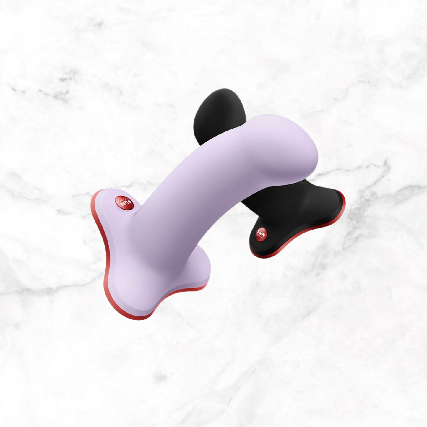 Twee Fun Factory Amor dildo's in lila en zwart naast elkaar op marmer