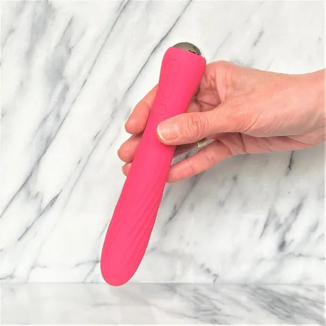 Svakom Anya Heating Vibrator in hand, slank ergonomisch siliconen ontwerp