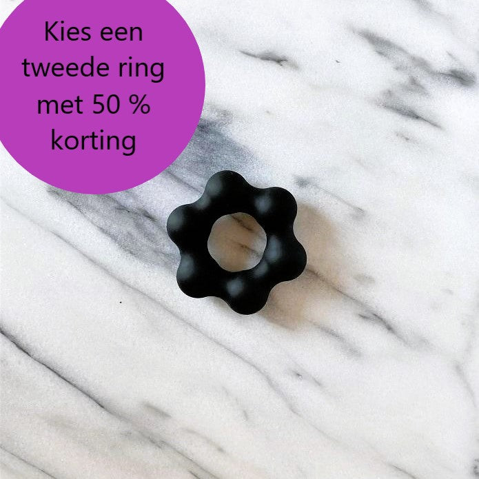 Zwarte Beaded Pleasure Ring op marmer met actie: tweede ring met 50% korting