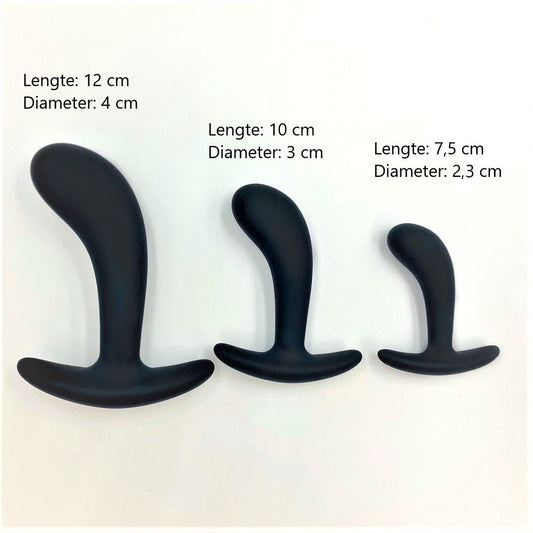 Zijaanzicht van de complete anale erotiek set met alle onderdelen zichtbaar