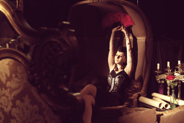 Cabaret Desire film in sfeervolle setting met zachte verlichting en romantische uitstraling