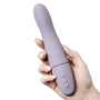 Classy vibrator van Tickler in lila, hand vasthoudt met drie bedieningsknoppen, witte achtergrond