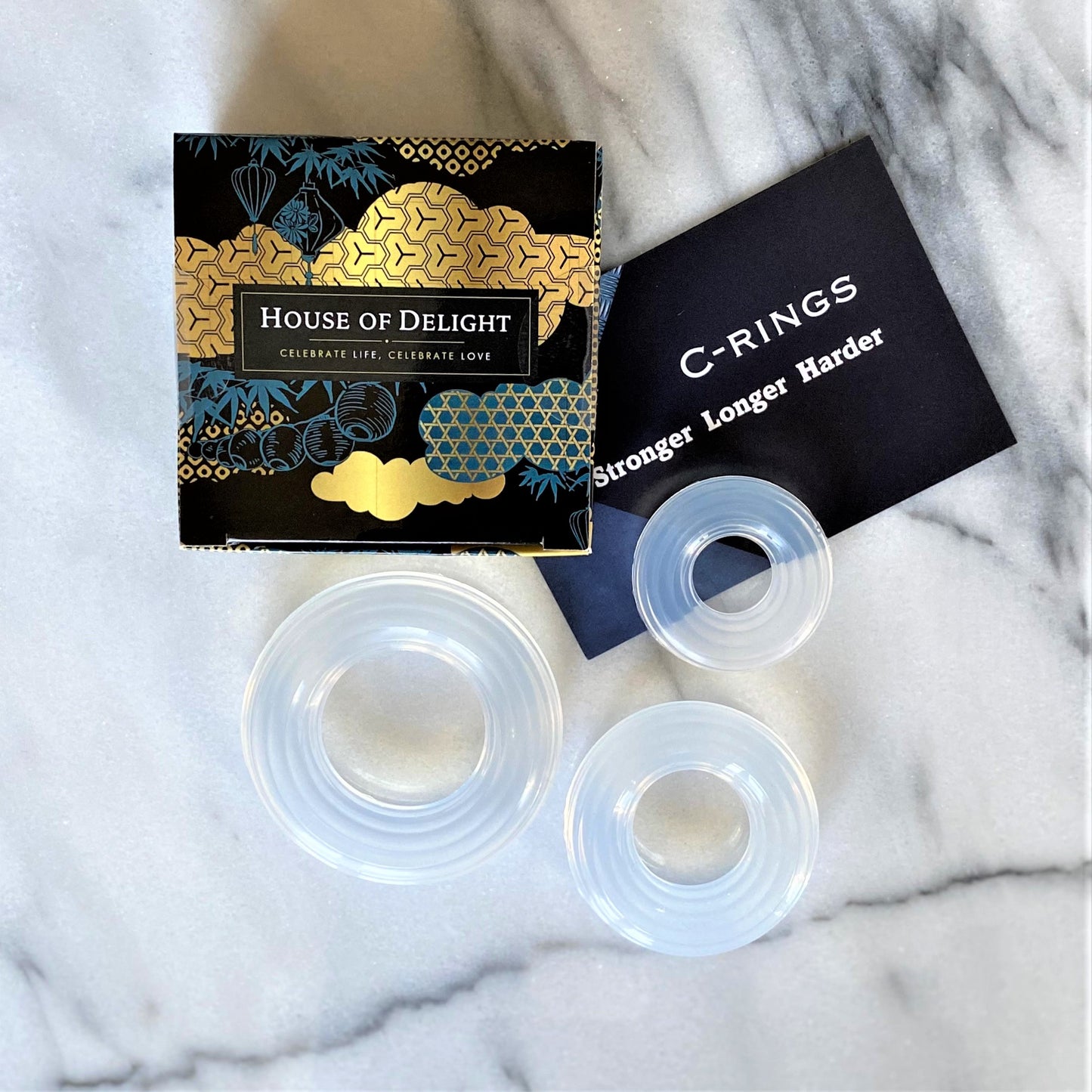 Basic cockring paars maat S getoond met bijbehorende accessoires