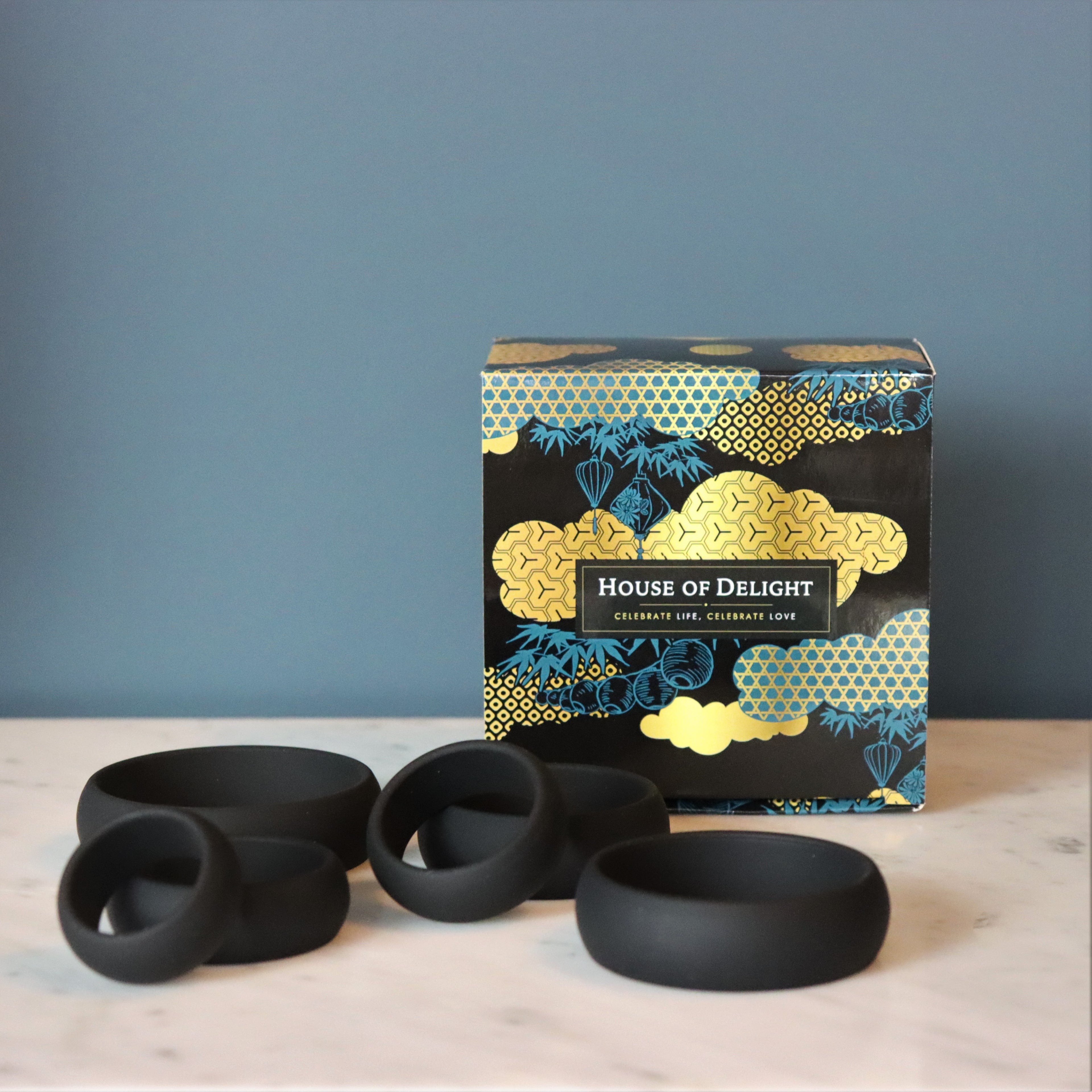 Zijaanzicht van het premium cockring set Rheo toont de ergonomische vormgeving en hoogwaardige afwerking