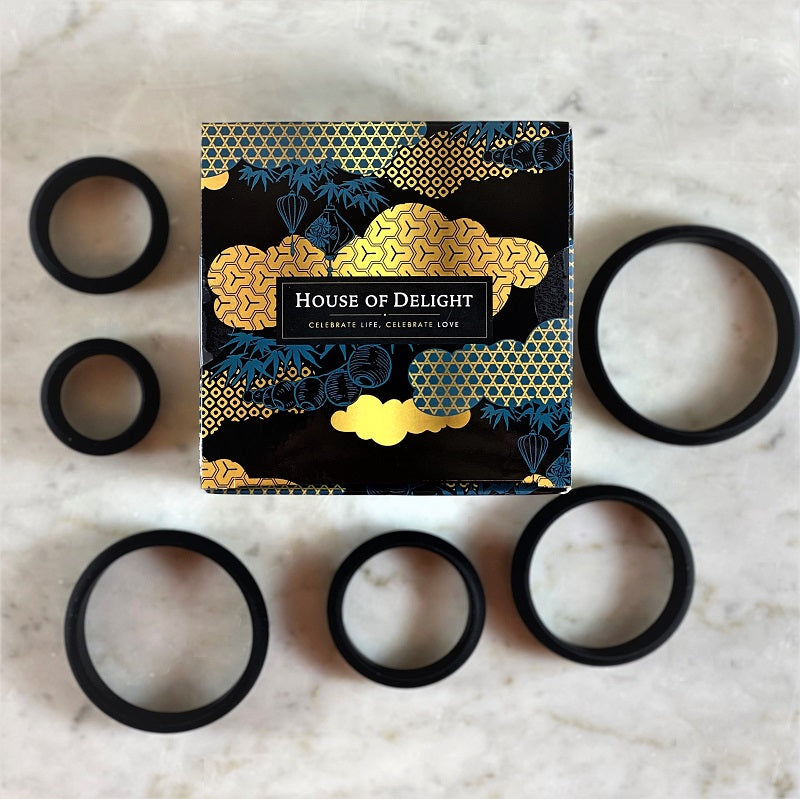 Close-up detail van de flexibele siliconen materialen en gladde oppervlaktestructuur van het Rheo cockring set