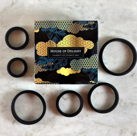 Close-up detail van de flexibele siliconen materialen en gladde oppervlaktestructuur van het Rheo cockring set