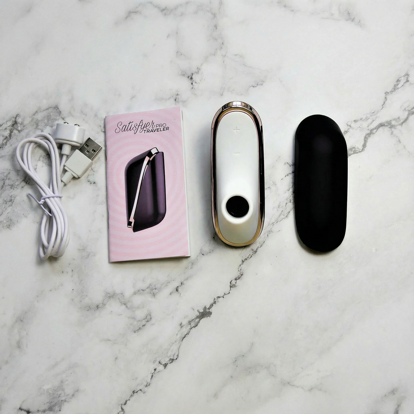 Satisfyer Pro Traveler inclusief oplaadkabel en discrete reisverpakking