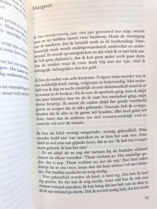 Sfeervolle presentatie van het vaginisme boek De gesloten vrouw in natuurlijke omgeving