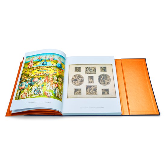 Opengeslagen kunstboek met oranje kaft toont schilderij van Jeroen Bosch en gravures