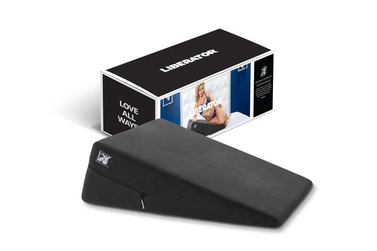 Zwart wigvormig Liberator Ramp positiekussen met zachte microvezel hoes naast de originele verpakking
