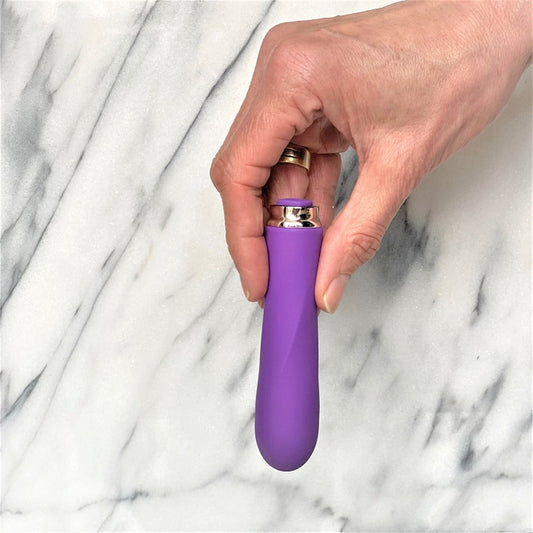 Zijaanzicht van Foxy power vibrator met gladde contouren en ergonomisch ontwerp