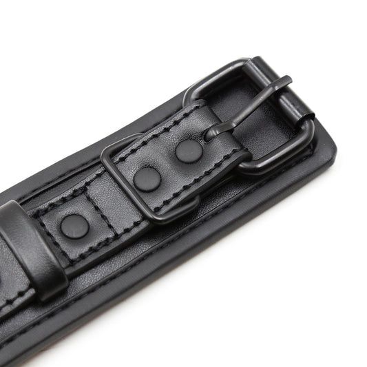 Stijlvolle handboeien van De Paarse Keizerin op witte achtergrond voor intieme momenten