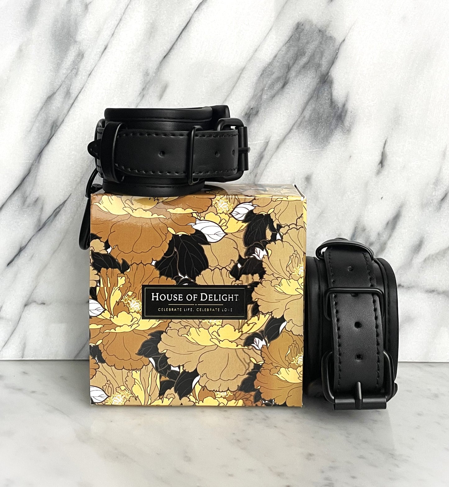 Close-up detail van hoogwaardige gesp en zachte voering van de handboeien