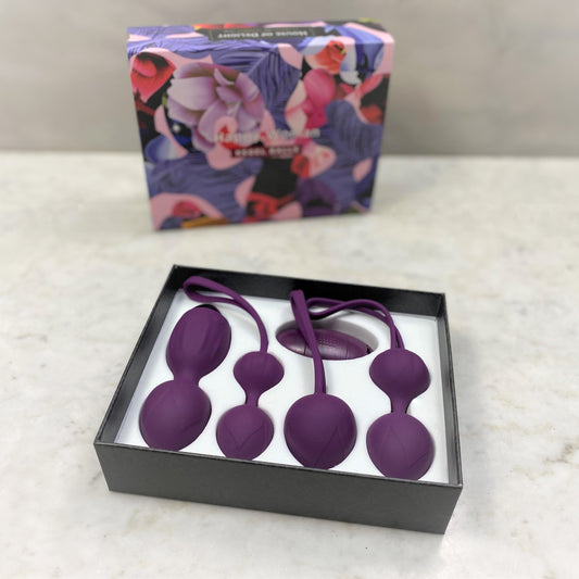 Sfeervolle presentatie kegeltrainer op neutrale achtergrond voor intimate wellness