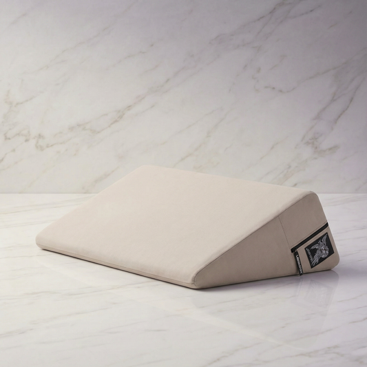 Rode Liberator Wedge intimacy kussen vooraanzicht op neutrale achtergrond