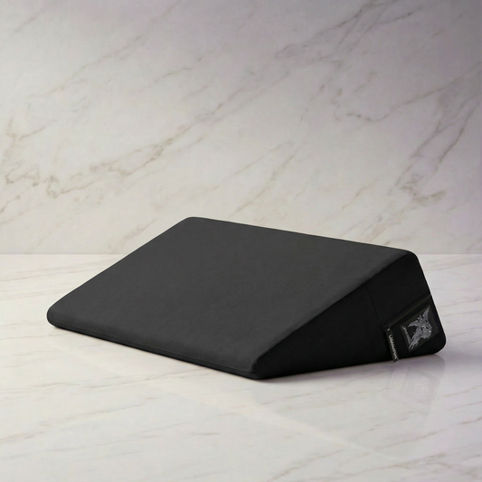 Rode Liberator Wedge vanuit bovenaanzicht met zichtbare vorm en textuur