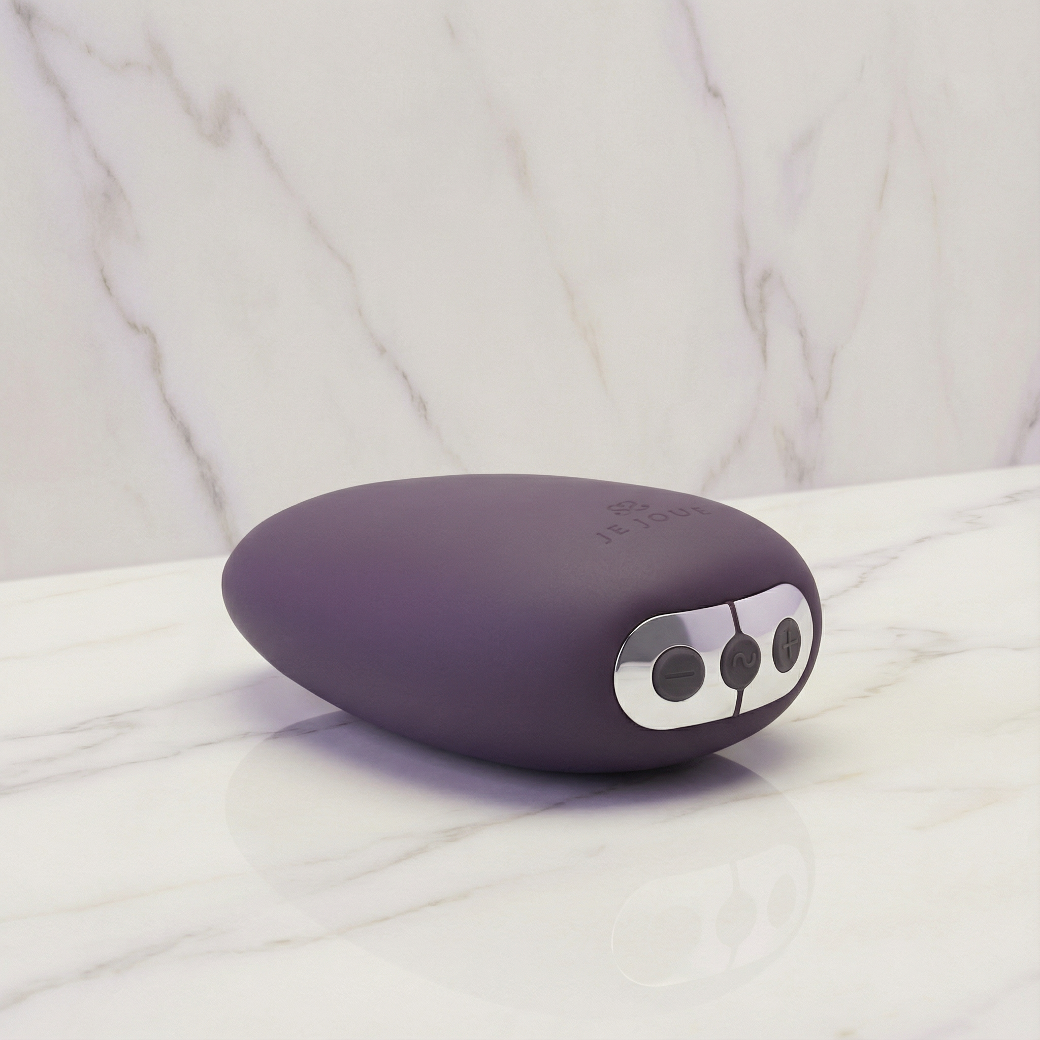 Je Joue Mimi Soft Edition in zwart op witte achtergrond - compacte vorm voor gerichte stimulatie