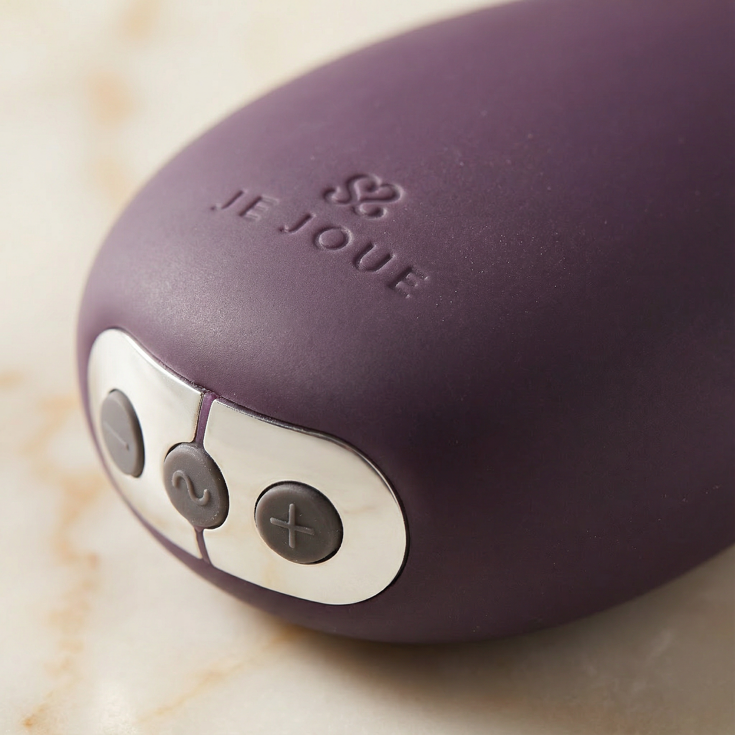 Zijaanzicht Je Joue Mimi Soft zwarte vibrator met ergonomische curve en zachte afwerking