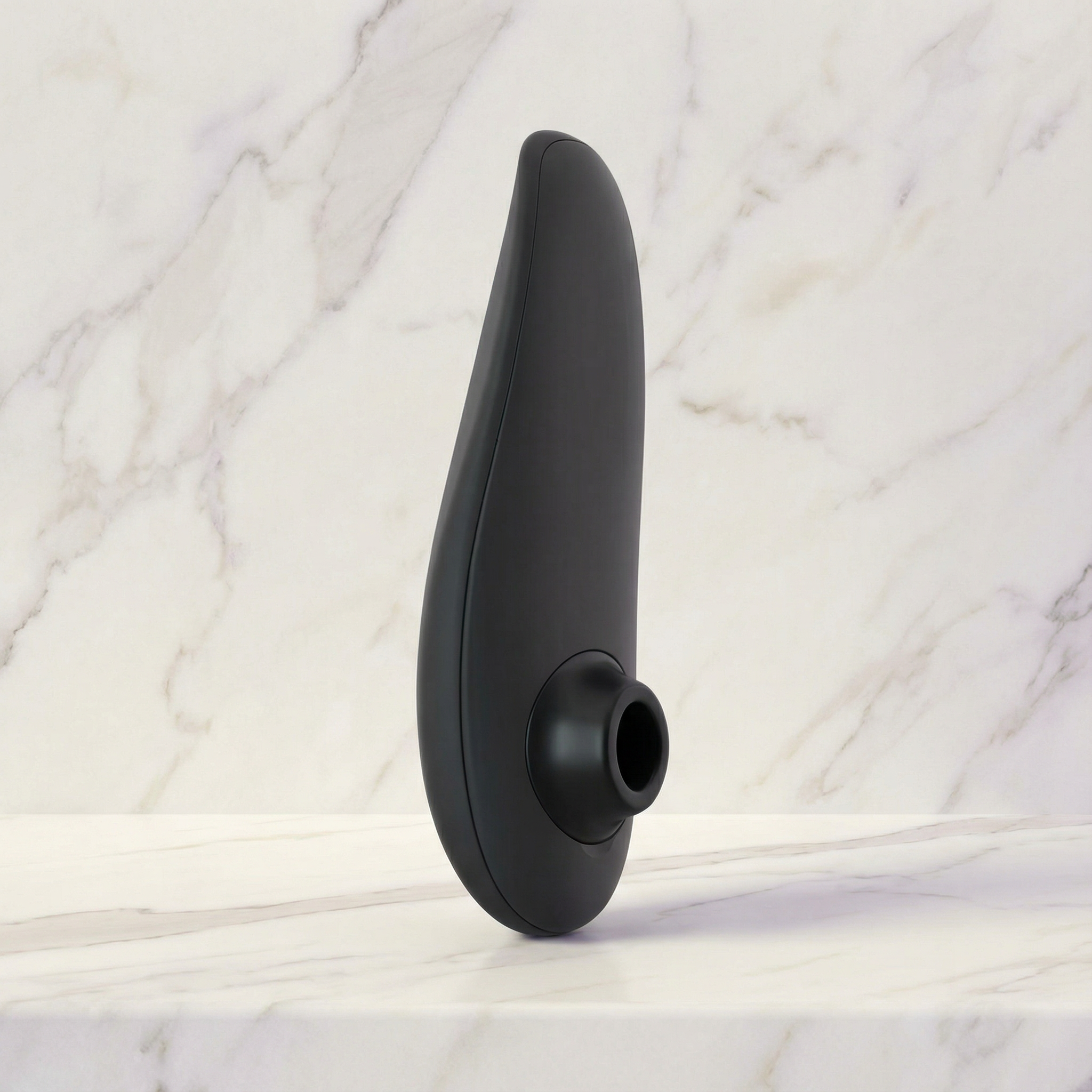 Womanizer Classic 2 in zwart op witte achtergrond, vooraanzicht van de intimate wellness stimulator