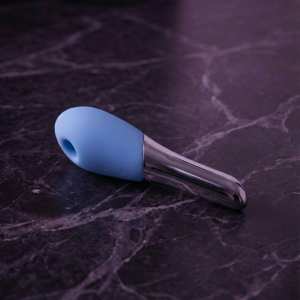 Zijaanzicht van de lichtblauwe Lyra met zichtbare contouren en ergonomische vorm