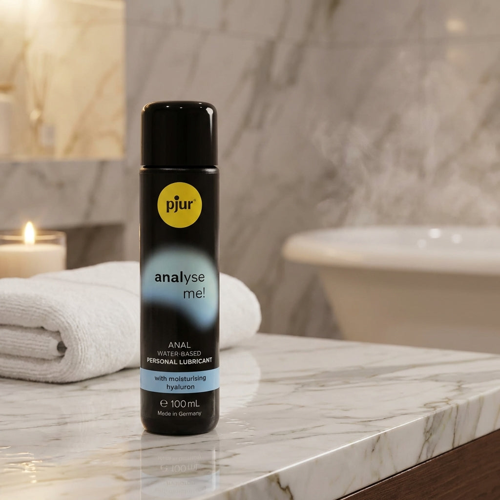 Zijaanzicht Pjur Analyse Me Water glijmiddel met doseerpomp en productlabel detail