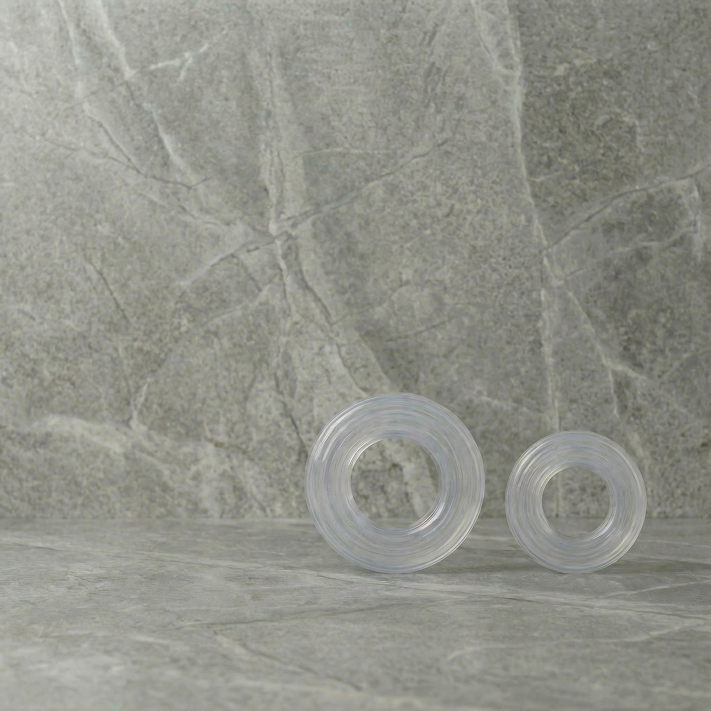 Sfeervolle opname van de paarse Basic cockring op neutrale ondergrond