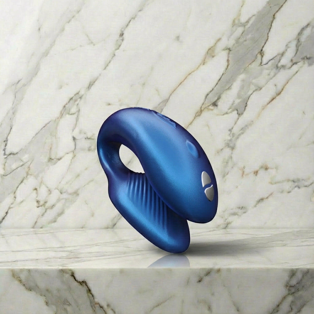 We-Vibe Chorus koppelvibrator in blauw, vooraanzicht op witte achtergrond