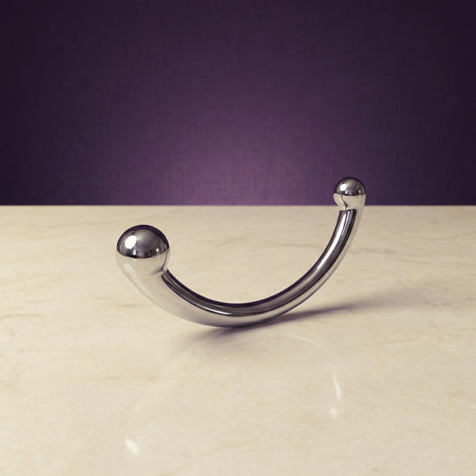 Zijaanzicht van glanzende metalen Joy wand met ergonomische vorm voor intiem gebruik