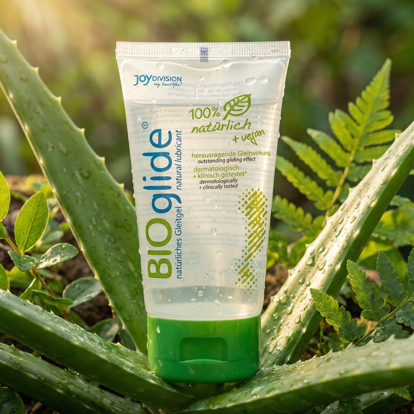 BIOglide glijmiddel tussen groene planten, benadrukt natuurlijke ingrediënten