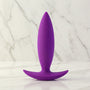 Zijaanzicht zwarte beginner buttplug met ergonomische vorm en brede basis voor veilig gebruik