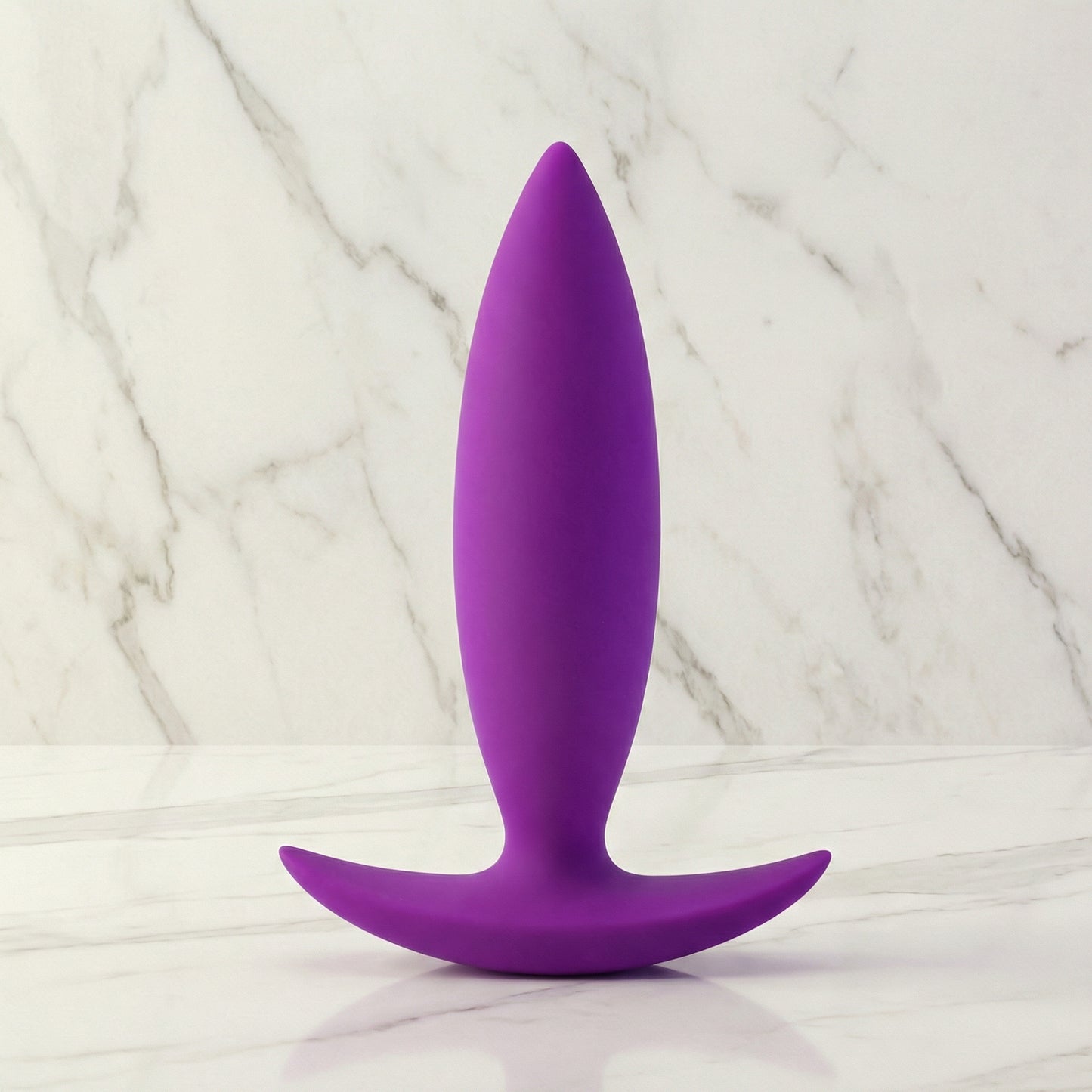 Zijaanzicht zwarte beginner buttplug met ergonomische vorm en brede basis voor veilig gebruik